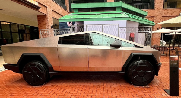 지난 20일까지 롯데프리미엄아울렛 파주점에 전시된 테슬라 전기픽업트럭 '사이버트럭'.  롯데백화점 제공.