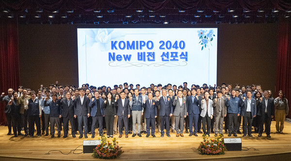 신규 비전 선포식 후 참석자들이 기념사진을 촬영 하고 있다.