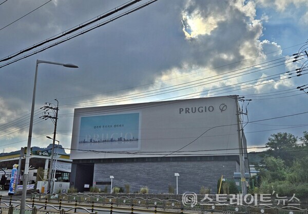 대우건설이 수도권 1호선 양주역 도시개발지구에서 분양 예정인 '양주역 푸르지오 센터파크' 모델하우스.이 견본주택은 한신공영의 '덕계역 한신더휴 포레스트' 건설현장 전면에 자리, 상도의에 어긋난다는 지적을 받고 있다.(사진 : 함영원 기자)