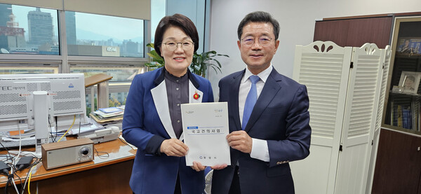 정인화 광양시장이 국회를 방문해 권향엽 의원과 사진을 찍고 있다. (사진=광양시)