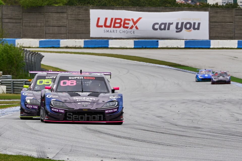 2024 오네 슈퍼레이스 챔피언십 슈퍼 6000 클래스 2라운드에서 장현진(6번)의 머신이 선두로 질주하고 있다. 슈퍼레이스 제공