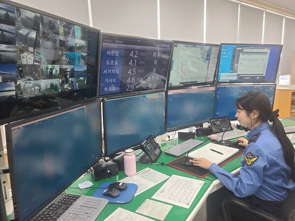 서해해경청 해상 교통관제센터(VTS)에서 철저한 모니터링을 실시하고 있다.(사진=서해해경)
