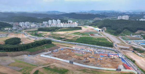 대우건설컨소시엄이 A32블록의 분양에 맞물려 11월 AA28블록에서 분양 예정인 '검단 푸르지오 더 파크'(919가구) 건설현장. 단지 옆은 3월에 분양해 완판한 AA29블록의 e편한세상 에코비스타' 현장.