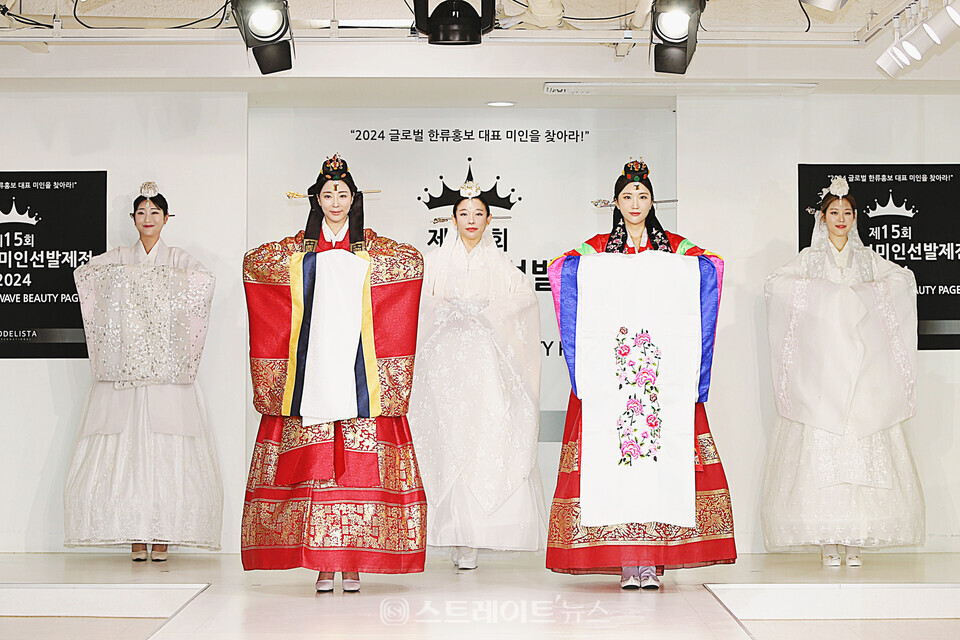 2024 한류홍보미인선발제전 한빛단 오프닝 무대 김보람(왼쪽부터), 조희경, 설희주, 김지현, 배노을. 양용은 기자 taeji1368@naver.com