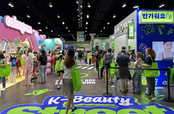 지난 7월 26일(현지시간) 미국 LA 컨벤션센터에서 막을 연 ‘케이콘(KCON) LA 2024’에서 한국 화장품 홍보 공간 ‘K 뷰티 스트리트’에 관람객들이 붐비고 있는 모습. 연합뉴스