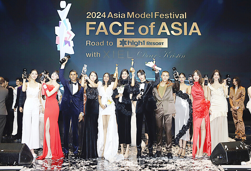 2024 페이스 오브 아시아 탑 10 수상자들 기념촬영. 양용은 기자 taeji1368@naver.com