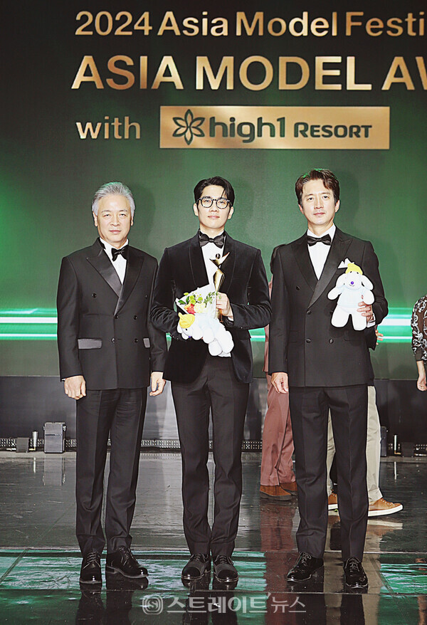 2024 아시아모델어워즈를 마치고 아시아모델페스티벌 양의식 회장(왼쪽부터), 배우 엄태구, 국제소셜인플루언서협회 정준호 회장 기념촬영. 양용은 기자 taeji1368@naver.com