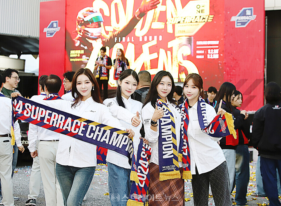 2024 오네 슈퍼레이스 챔피언십 시즌 우승을 기뻐하는 서한GP 레이싱모델 제바(왼쪽부터), 유리안, 정주희, 유다솜. 양용은 기자 taeji1368@naver.com