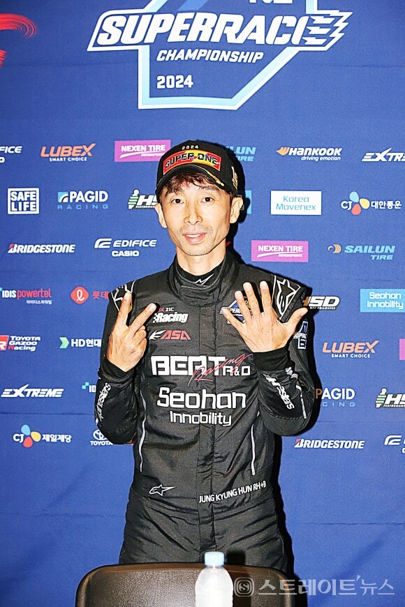 지난 3일 2024 오네 슈퍼레이스 챔피언십 GT 클래스 종합 우승을 차지한 비트알앤디 정경훈 기자회견에서 포즈를 취하고 있다. 양용은 기자 taeji1368@naver.com
