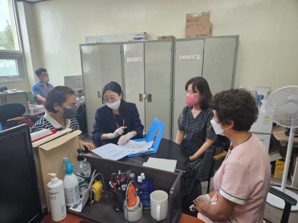 화순군이 감염취약시설을 찾아 맞춤형 현장 컨설팅을 실시하고 있다. (사진=화순군)