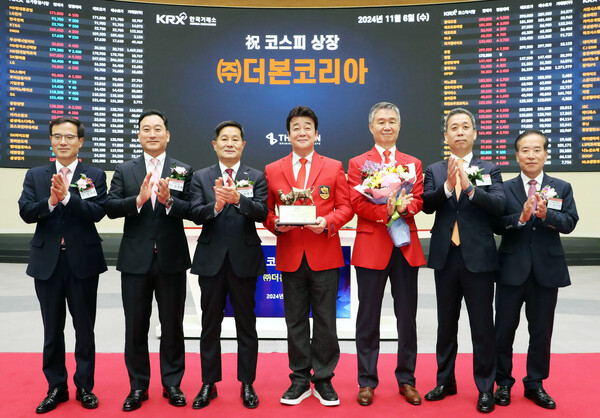 6일 상장기념식에 모인 관계자들. (왼쪽부터) 정석호 한국IR협의회 회장, 김성환 한국투자증권 대표, 양태영 한국거래소 유가증권시장본부장, 백종원 (주)더본코리아 대표, 강석원 (주)더본코리아 대표, 윤병운 NH투자증권 대표, 이기헌 상장회사협의회 부회장. 한국거래소 제공.