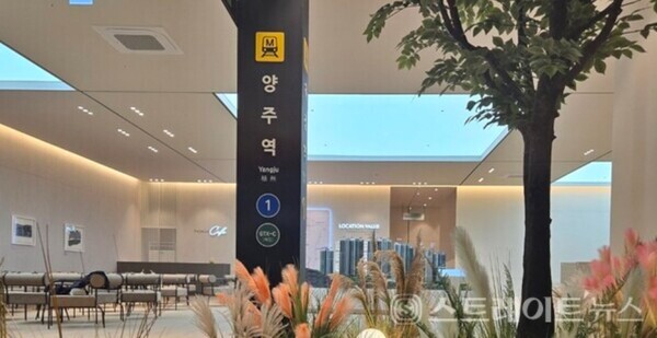 한신공영이 경기도 양주시 1047-7번지에 선보인 '덕계역 한신더휴 포레스트'의 견본주택. 이 단지는 덕계역 비역세권임에도 양주 덕계동 회천지구에서 역대 최고가로 분양, 1순위 청약에서 10채 중 9채가 미달로 남았다고 청약홈은 집계했다. ⓒ스트레이트뉴스(사진 : 김태현 선임기자)