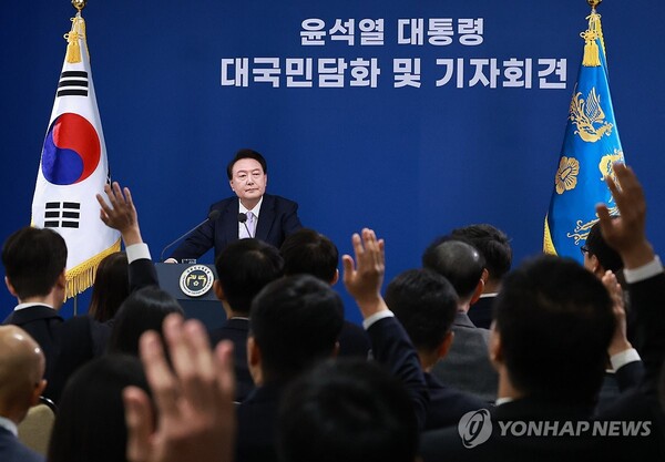 윤석열 대통령이 7일 오전 서울 용산 대통령실 청사 브리핑실에서 열린 '대국민담화 및 기자회견'에서 질문을 받고 있다. 연합뉴스
