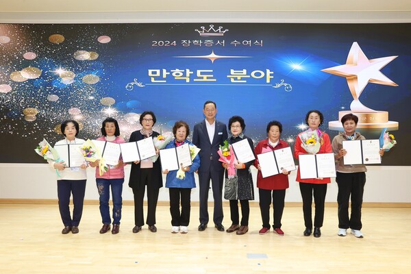 만학도 분야 꿈보배학교 8명의 어르신들이 기념사진을 찍고 있다. (사진=해남군)