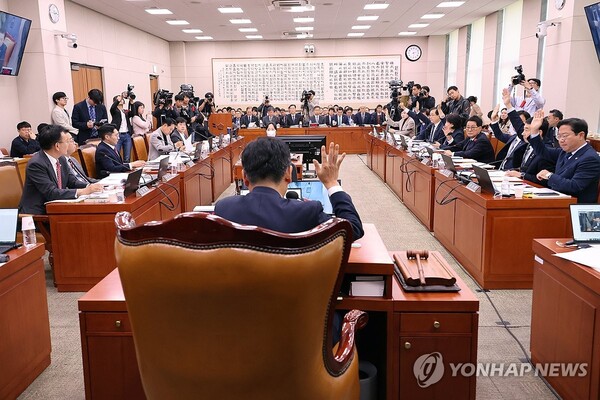 지난 4일 오후 서울 여의도 국회에서 열린 법제사법위원회 전체회의에서 '김건희 여사 특검법'이 표결을 거쳐 상정되고 있다. 연합뉴스