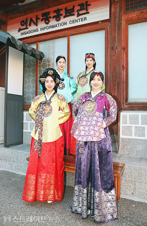 서울 인사동의 홍보관에서 한빛단 민혜원, 오주현, 김나희, 사하현이 한복을 곱게 차려입고 포즈를 취하고 있다. 양용은 기자 taeji1368@naver.com