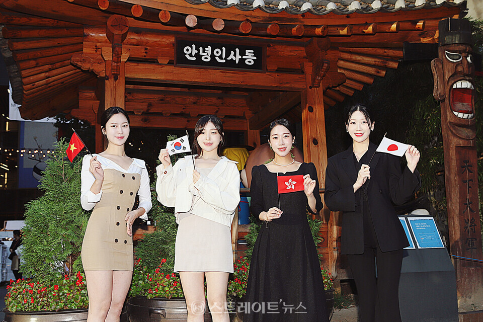 인사동의 복합문화공간 안녕인사동 앞에서 한빛단 김나희(왼쪽부터), 오주현, 민혜원, 사하현이 태극기와.각국의 국기를 들고 있다 양용은 기자 taeji1368@naver.com
