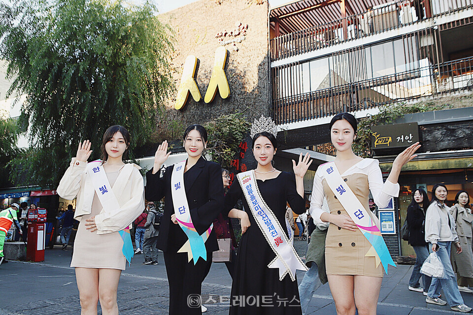 인사동 쌈지길에서 한빛단 오주현(왼쪽부터), 사하현, 민혜원, 김나희. 양용은 기자 taeji1368@naver.com