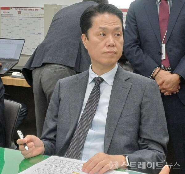 11일 한치흠 기조실장이 기자실을 찾아 내년도 예산안 편성 관련 브리핑을 하고 있다. 최미자 기자.