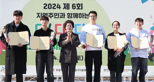 9일 오관영 대전동구의회 의장은 우송대학교에서 열린 다!다!다! 문화체험 축제에 참석해 다문화가족 사회통합을 위해 헌신한 5명에 대한 표창장 수여 후 기념 촬영을 하고 있다. 대전동구의회 제공.