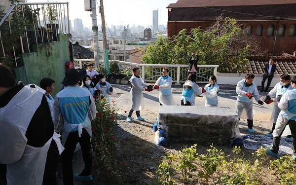 대전도시공사가 동구 정다운어르신복지관과 협력해 지역 독거 어르신 가정에 혹한기 대비 물품 기부와 봉사활동을 펼치고 있다. 도시공사 제공.