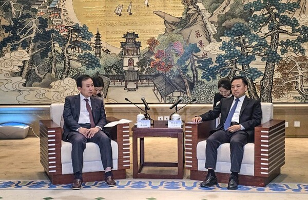 박홍률 목포시장(왼쪽)이 중국 싱 정쥔 뤤윈강 시장(오른쪽)과 회담하고있다.(사진=목포시)