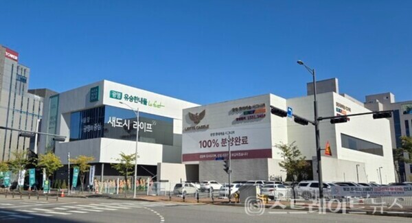 경기도 광명 소하동에 들어설 유승종합건설의 '광명 유승한내들 라포레' 견본주택 전경. 국평 수준인 전용 83㎡형의 평균 분양가가 10억원에 육박한다. 오른쪽은 100% 분양을 완료한 롯데캐슬의 견본주택 ⓒ스트레이트뉴스(사진: 김태현 선임기자)