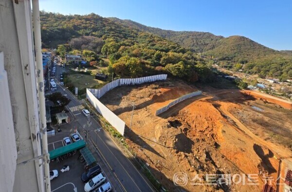 경기도 광명 소하동에 들어설 유승종합건설의 '광명 유승한내들 라포레' 건설현장. 단지 좌측은 분묘가 내려다보이는 일명 '묘세권'이다. 국평 수준인 전용 83㎡형의 평균 분양가가 10억원에 육박한다. ⓒ스트레이트뉴스(사진: 김태현 선임기자)
