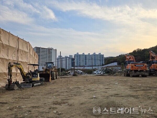 경기도 광명 소하동에 들어설 유승종합건설의 '광명 유승한내들 라포레' 건설현장의 남단은 최고 15층의 노후 아파트 단지들이 병풍처럼  버티고 있어, 상당수 동호수에 원경 조망이 어렵다.(사진 : 김태현 선임기자)