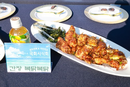 완도군이 전복 치킨 국회시식회를 운영하고 있다. (사진=완도군)