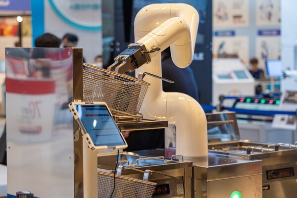 지난해 푸드위크에서 공개된 튀김 로봇. 코엑스 제공