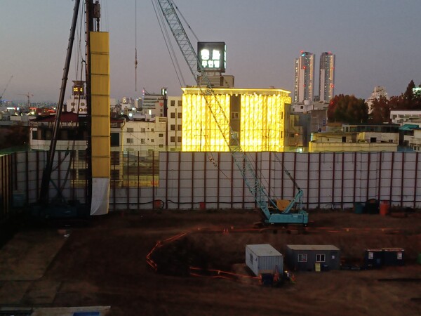 남주동8구역 가로주택정비사업조합과 (주)대원이 공급하는 '청주 남주 대원칸타빌 더 시엘' 단지 바로 앞에 무인텔이 성업 중이다. ⓒ스트레이트뉴스 (사진: 김태현 선임기자)