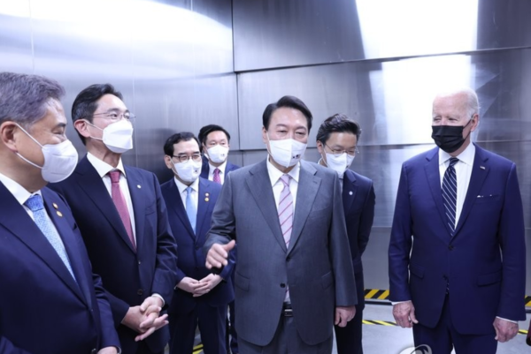 2022년 5월 취임 후 한국을 첫 방문한 바이든 대통령(오른쪽)을 안내하는 윤석열 대통령(가운데)과 이재용 삼성전자 회장. 대통령실 제공.