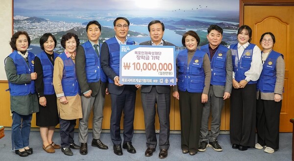 바르게살기운동목포시협의회가 목포인재육성재단에 장학금 1000만원을 기탁했다.(사진=목포시)