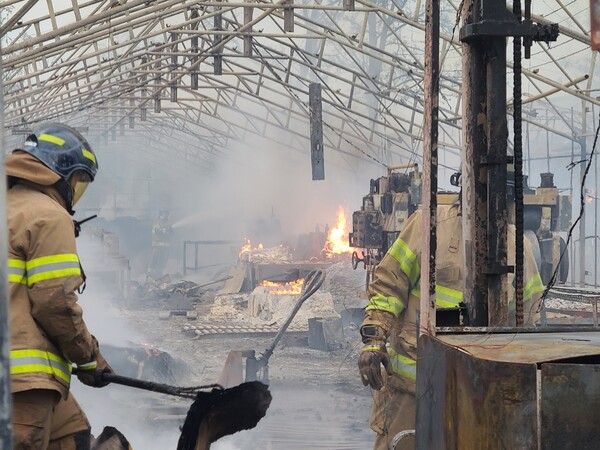 불이 난 화재 현장. 부산소방재난본부 제공