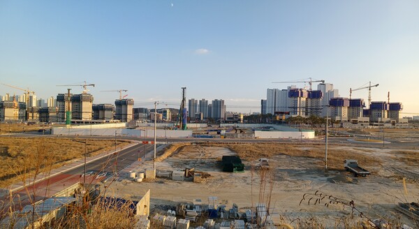 천안-청주공항 복선전철역 예정지에서 바라본 청주테크노폴리스 S3블록 '힐데스하임 더원' 건설현장 ⓒ스트레이트뉴스 (사진: 김태현 선임기자)