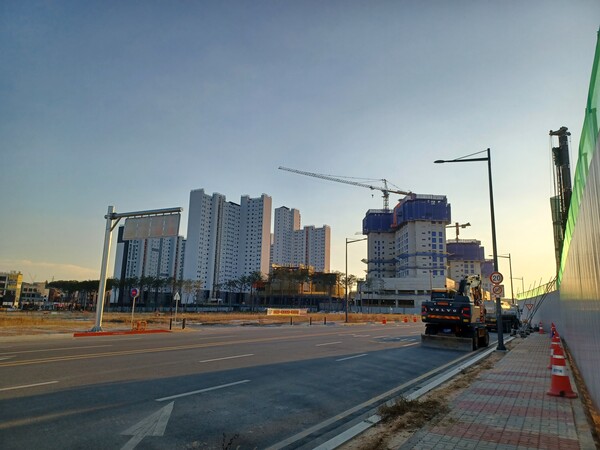 힐데스하임 더원' 은 왼편에 힐데스하임 더원 S2블록 단지(왼쪽)와 해링턴 플레이스(오른쪽)를 끼고 있다. ⓒ스트레이트뉴스 (사진: 김태현 선임기자)