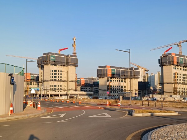 힐데스하임 더원' 은 오른편에 '신영지웰 푸르지오'를 끼고 있다. ⓒ스트레이트뉴스 (사진: 김태현 선임기자)