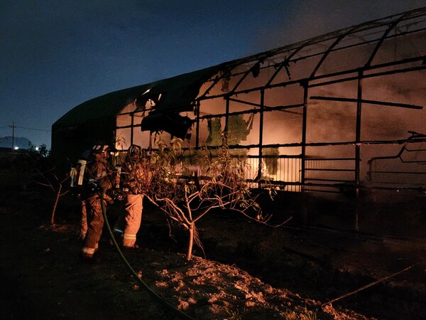 불이 난 화재 현장. 부산소방재난본부 제공