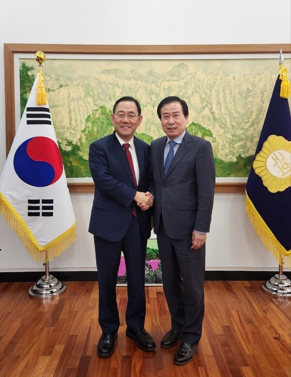 박홍률 목포시장(오른쪽)이 내년도 국비확보를 위해 국회를 방문해 국민의힘 주호영 국회 부의장에 국비증액을 요청했다.(사진=목포시) 