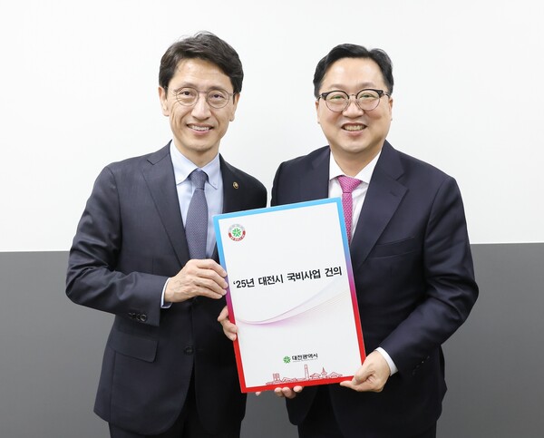 15일 이장우 대전시장은 정부서울청사에서 김윤상 기획재정부 2차관을 만나 내년도 대전시 주요 사업에 대한 국비 지원을 건의 후 기념 촬영을 하고 있다. 대전시 제공.