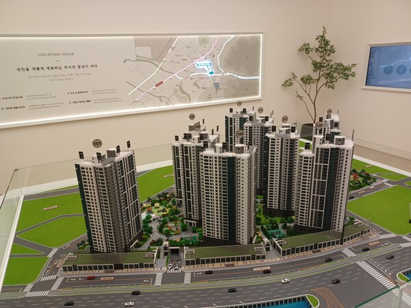 대우건설이 대구광역시 달서구 상인동 1604번지에서 후분양 공급하는 ‘상인 푸르지오 센터파크’의 샘플하우스 내 단지 모형 ⓒ스트레이트뉴스 (사진: 김태현 기자)