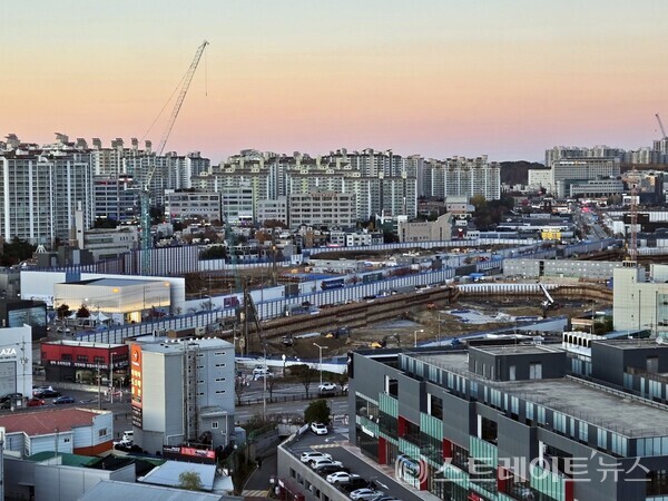 고양시 일산동구 풍동 'e편한세상 메이포레'의 건설현장. 좌측이 모델하우스다. (사진 : 김태현 선임기자)