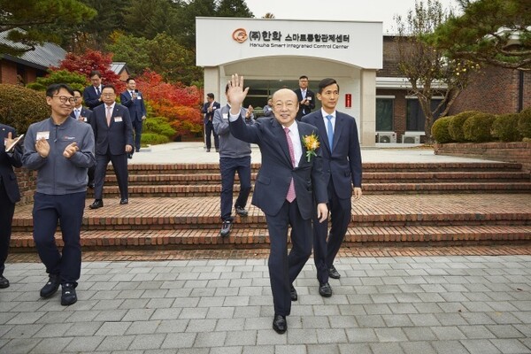 김승연 한화그룹 회장이 한화 보은사업장 직원들의 환송에 환한 미소와 함께 손을 들며 화답하고 있다. 한화그룹 제공