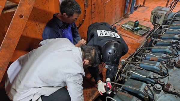 서해해경청 소속 3015함 특수기동대원들이 중국어선에 승선해 검문검색을 하고 있다.(사진=서해해경)