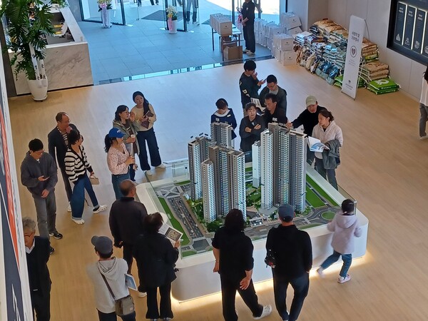 예비청약자들이 문전성시를 이룬 원건설의 ‘청주테크노폴리스 힐데스하임 더원’ 견본주택 ⓒ스트레이트뉴스(김태현 기자)