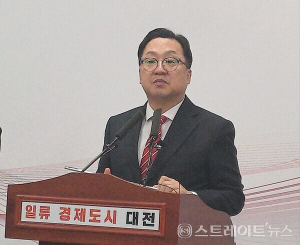 19일 이장우 대전시장이 시정 기자 브리핑을 하고 있다. 최미자 기자