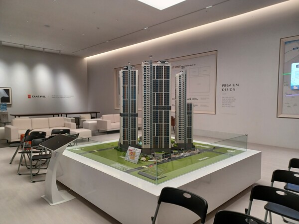 남주동8구역 가로주택정비사업조합과 (주)대원이 공급하는 '청주 남주 대원칸타빌 더 시엘'이 특별공급 8% 소진에 이어 1순위 청약에서도 평균 0.68대 1의 경쟁률을 기록하며 참패해 장기 미분양이 불가피할 전망이다. 다양한 악재가 겹치면서 예비청약자들에게 외면받은 이 단지의 모형 ⓒ스트레이트뉴스(김태현 기자)