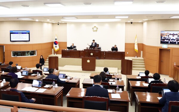 20일 김동수 유성구의회 의장이 제274회 정례회를 개회하고 있다. 유성구의회 제공.