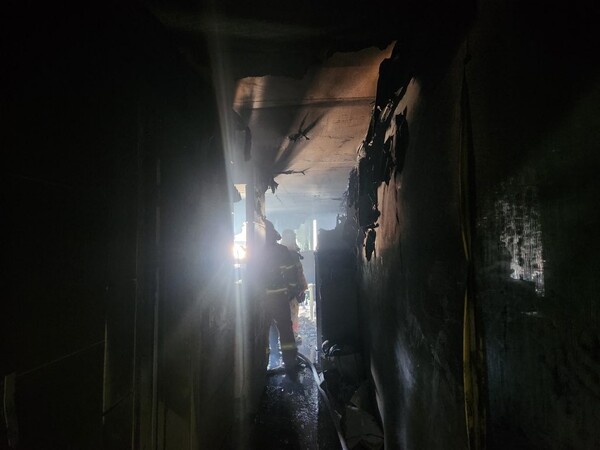 불이 난 화재 현장. 부산소방재난본부 제공